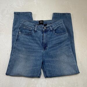 BDG Girlfriend High-Rise Cropped Jeans in Medium‎ Blue Wash